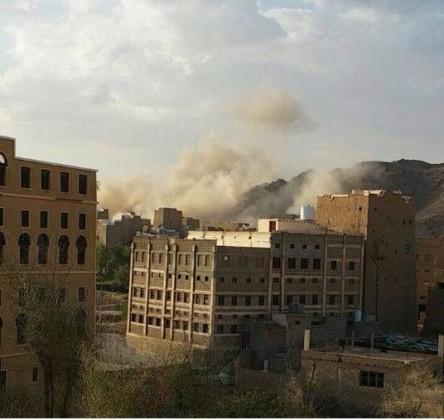 مسلحو الحوثي بشبوه يفجرون منزل الشيخ صالح بن فريد العولقي الأثري (صور قبل ولحظة وبعد تفجيره)