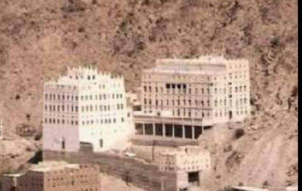 مسلحو الحوثي بشبوه يفجرون منزل الشيخ صالح بن فريد العولقي الأثري (صور قبل ولحظة وبعد تفجيره)
