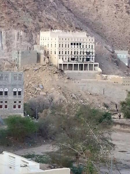 مسلحو الحوثي بشبوه يفجرون منزل الشيخ صالح بن فريد العولقي الأثري (صور قبل ولحظة وبعد تفجيره)
