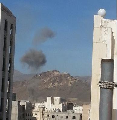 صور من استهداف طائرات التحالف لجبل نقم بصنعاء، وتفجر مخزن أسلحة