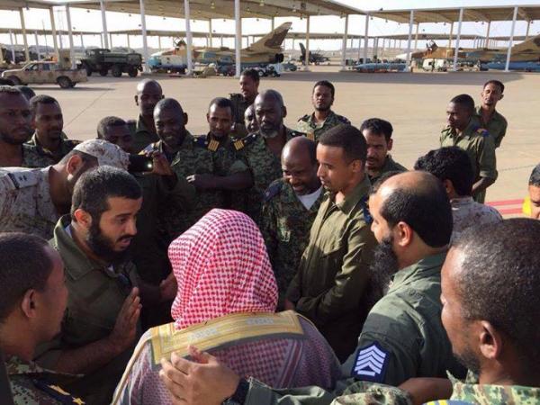 الشيخ عايض القرني يزور قاعدة جوية سعودية ويخاطب الجنود: يا جنود الحزم حيّا الله عاصفة الحزم العاصفة القاصفة، ليس لها من دون الله كاشفة (صور)