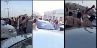 كاميرات المراقبة تكشف حقيقة وسبب تهشيم 16 عامل يمني لسيارة سعودي .. ومشاجرتهم مع 4 سعوديين (فيديو)