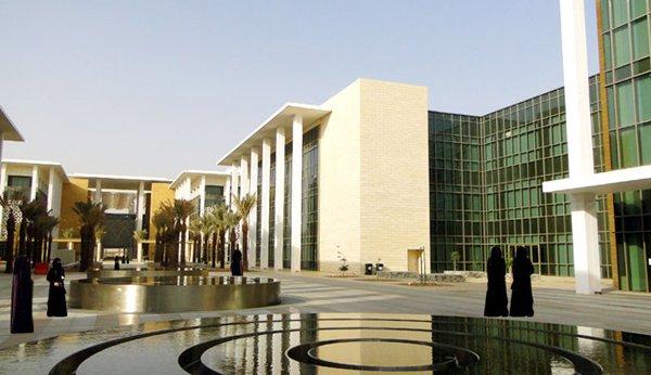 بالفيديو.. طرد طالبات من باص جامعة الأميرة نورة بالسعودية لكشفهن عن وجوههن