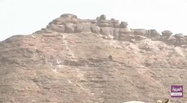كاميرا  العربية تصل  إلى عند آخر نقطة حدودية مع اليمن، وتعترف بهجمات الحوثيين على جبل المخروق (فيديو)