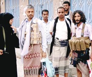 الشيخ حمود المخلافي يكشف عن الفتاة التي تقف إلى جانبه بالصورة ويقول: انتظروا أخبارا سارة 