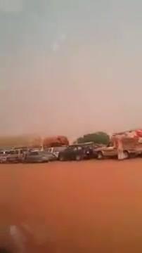 شاهد بالفيديو المسافرون من وإلى السعودية عالقون بمنفذ الوديعة بالآلاف