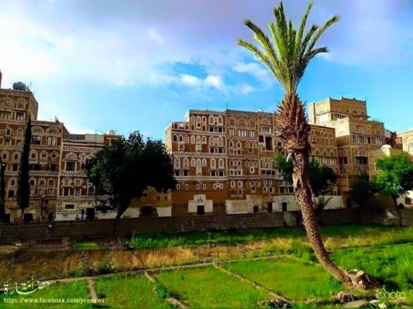 شاهد بالصور حي القاسمي بصنعاء القديمة بعد سقوط صاروخ اسفر عن تدمير ثلاثة منازل على رؤوس ساكنيها (صور قبل وبعد)