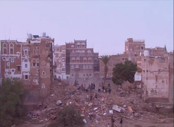 شاهد ألبوم صور للصاروخ الذي استهدف صنعاء القديمة ودمر ثلاثة منازل كلٌ منها مكون من ثلاثة طوابق على رؤوس ساكنيها