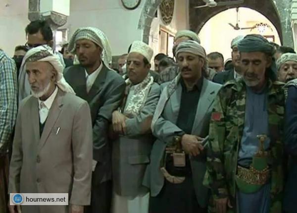 شاهد بالصور العميد طارق صالح في أول ظهور له يؤدي صلاة الجنازة على آل الأكوع الذي قتلوا بغارة للتحالف امس الأول