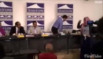 الصحفية ذكرى العراسي تكشف عن هويتها وعن سبب رميها بالحذاء حمزة الحوثي خلال المؤتمر الصحفي في جنيف