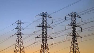الفرق الهندسية المُكلفة بإصلاح خطوط نقل الكهرباء بمأرب تتوقف عن العمل