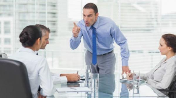 كيف يجبر المديرون أفضل موظفيهم على ترك العمل؟