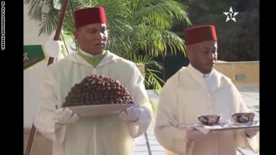 بالفيديو..خدم البلاط يقدم للملك المغربي التمر والحليب في نهار رمضان 