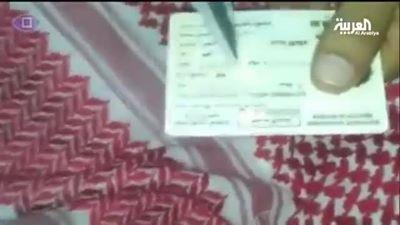 بالفيديو .. مغترب يمني بالسعودية يمزق اقامته ويوجه رسالة للمغتربين