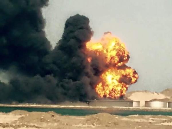 بالصور:  اندلاع حريق هائل في مصافاة الزيت بعدن بعد تعرضها لقصف الحوثيين