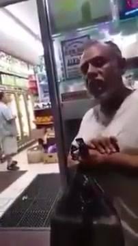 شاهد فيديو: امريكي يمني ينكر ويسب القرآن ويمني آخر يثور غضباً ويضربه ضرب مبرح