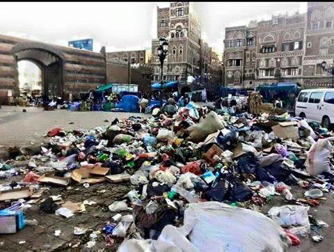 ذكروه بباسندوة.. ناشطون: صورة مع التحية إلى رئيس اللجنة الثورية باليمن هذا الشكل الجديد لباب اليمن