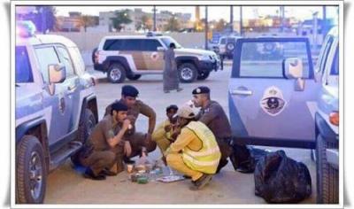 صورة إفطار رجال الشرطة السعودية مع عمال النظافة تشعل مواقع التواصل الاجتماعي