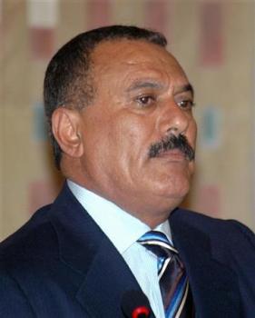 الرئيس صالح غادر اليوم المستشفى يمشي على رجليه وهو في حالة طيبة