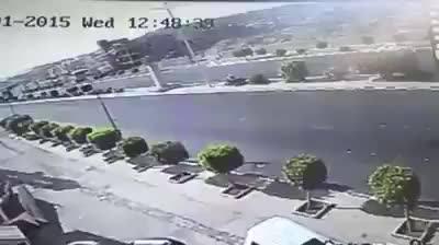 شاهد بالفيديو : لحظة دهس شاب يمني محرم ذاهب للعمره على طريق الهدا الطايف