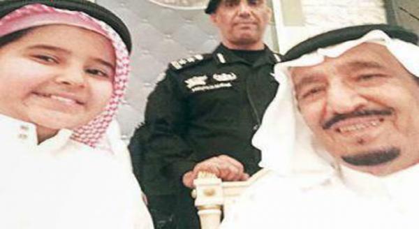 طفل يلتقط سيلفي مع العاهل السعودي