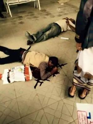 شهود عيان: مسلح حوثي يطلق النار على مواطنين بمصلحة الجوازت فيقتل ويصيب أربعة أشخاص (صورة)