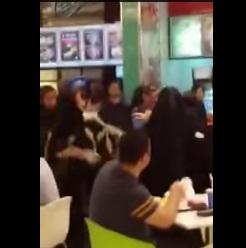 شاهد.. مضاربة بين عائلتين بـ”الأحذية” في أحد الأسواق التجارية بالبحرين