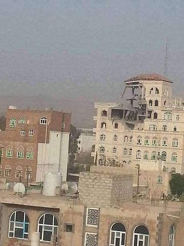 أول صورة لمقر المجلس السياسي للحوثيين بصنعاء بعد قصفه من قبل التحالف