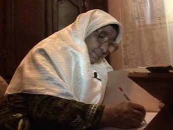 في رغبة منها لشكر نعمة الله عليها: عجوز جزائرية تتعلم الكتابة بعد الستين وتخط 5 نسخ من المصحف الشريف