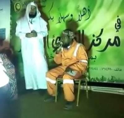 فيديو: عامل نظافة يبهر حضور مسابقة قرآنية بصوته