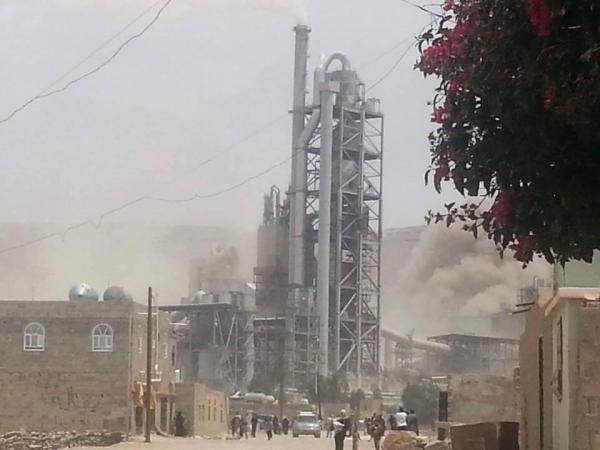 صور من جميع الاتجاهات لمصنع عمران أثناء قصفه من قبل طائرات التحالف