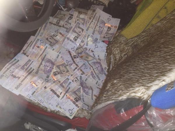 السعودية تضبط 3 يمنيين بحوزتهم 271 ألف ريال ودولارات وتقول انها مجهولة (صورة)