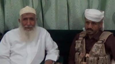 صورة للشيخ عبدالمجيد الزنداني تجمعه بالشيخ حمود المخلافي