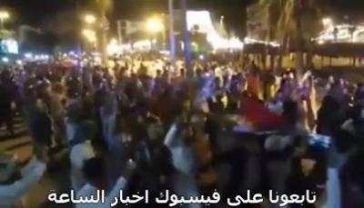 شاهد بالفيديو: تظاهرة حاشدة بمدينة جدة السعودية ترفع علم الانفصال أمام دورية أمنية