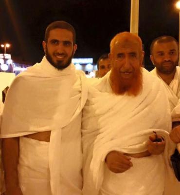 بالصورة: الشيخ عبدالمجيد الزنداني يؤدي مناسك العمرة بمكة المكرمة