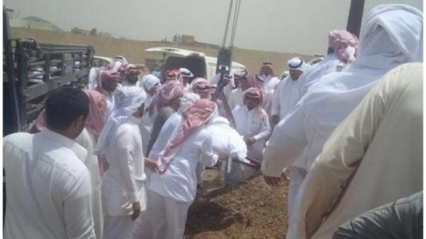 بالصور| وزن شاب سعودي يتسبب في دفنه بواسطة "رافعة"