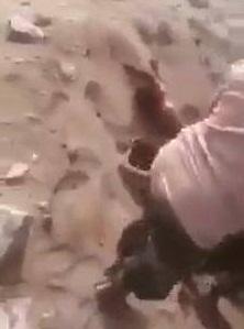 شاهد فيديو لأهالي الجنوب يعدمون اثنين حوثيين بأكثر من 500 طلقة رصاص