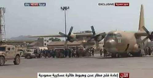 قائد القوات البحرية السعودية يزور عدن وطائرة عسكرية تفرغ شحنة في المطار