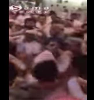 شاهد فيديو مضاربة (عنيفة) في عرس يمني بالسعودية بسبب علم الانفصال