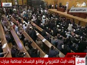 مبارك خلف قضبان المحكمة للمرة الثانية وردود أفعال متضاربة حول قرار وقف البث التلفزيوني لمحاكمة مبارك