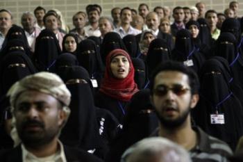 الحزب الحاكم يسخر من المجلس الوطني والبعض يراه توسيعا لـ"المشترك"، المجلس الوطني يضم 143 عضوا من غالبية الأطياف الحزبية والعسكرية والقبلية في اليمن 