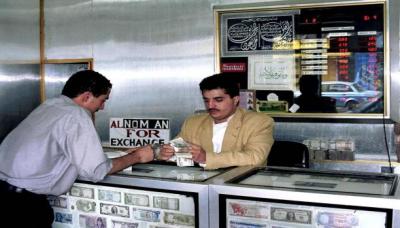 اخبار الساعة يكشف السبب الحقيقي وراء ارتفاع اسعار الدولار مقابل صرف الريال اليمني والذي هبط إلى ادنى مستوى له خلال 5 سنوات