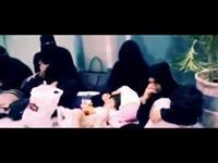 بالفيديو.. مطار سعودي يجبر نساء وأطفال على افتراش الأرض.. والكراسي فارغة