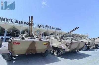 شاهد بالصور.. ‏عربات BMP-3 وعربات تاترا الإماراتية في مطار عدن الدولي