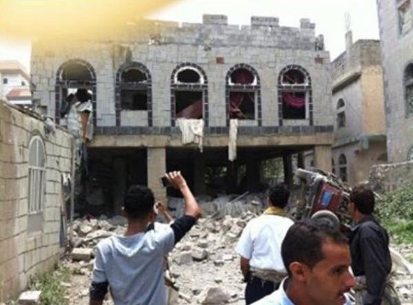عاجل: الحوثيون يستكملون تفجير ما تبقي من منزل الجمال وتهديدات بتفجير منزل الشيخ جمال الحميري بمدينة إب (صور)