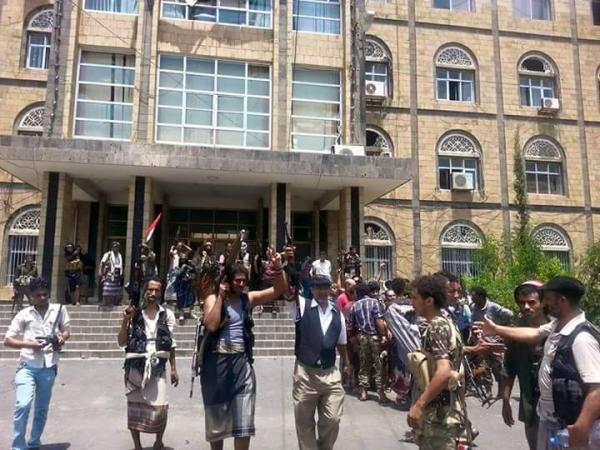 إصابة نجل قائد المجلس العسكري بتعز صادق سرحان.. وصورة لمبنى أمن محافظة تعز بعد استعادة المقاومة له