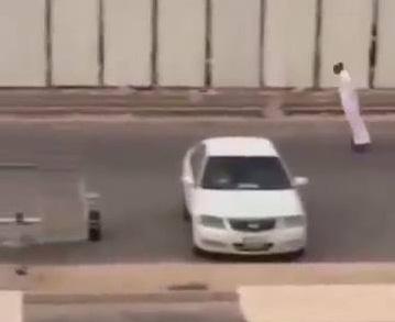 شاهد.. شاب سعودي يوثق مهارته في إصابة الآخرين بالعين (فيديو)