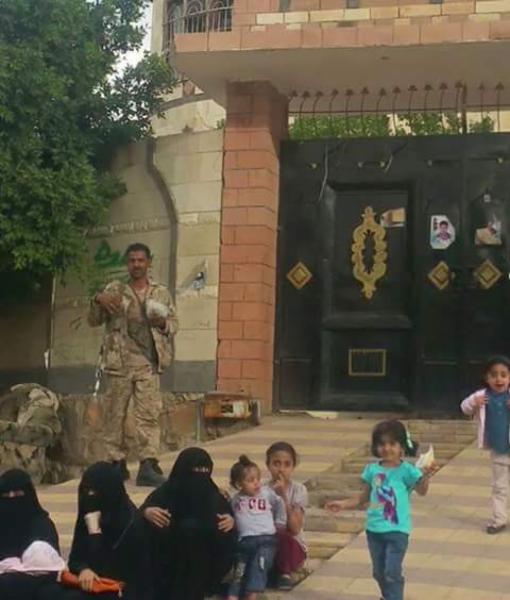 صورة لاعتصام أسرة قيادي في حزب الإصلاح بصنعاء تثير موجة من الغضب ضد (الحوثيين)