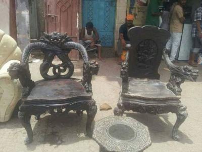 اثاث فندق كريسنت الذي سكنت فيه الملكة البريطانية إليزابيث تباع في الشوارع بالتواهي