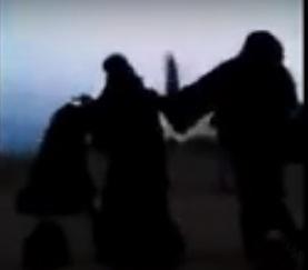 فيديو مروع لشاب سعودي يتحرش بـ 3 فتيات ويضربهن في الشارع